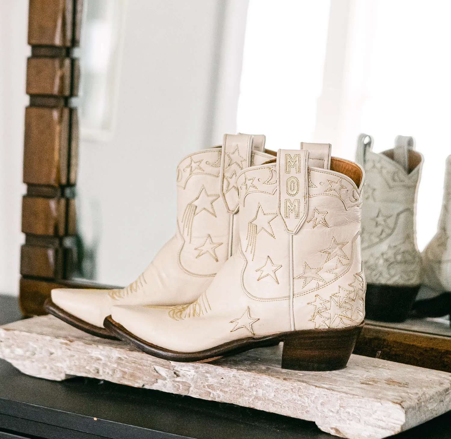 Distribution process for cowboy shoes